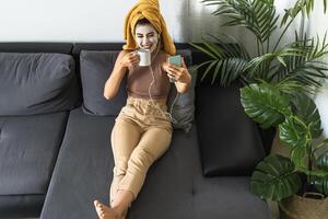 giovane donna fare video chiamata con mobile smartphone mentre avendo pelle cura terme giorno a casa foto