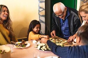 contento latino famiglia avendo divertimento mentre preparazione cena insieme a casa - bambini la spesa tempo con nonni durante vacanze - ispanico persone e cibo stile di vita concetto foto