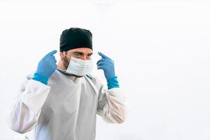 medico lavoratore indossare chirurgico viso maschera preparazione per operativo camera - assistenza sanitaria concetto foto