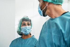 medici indossare ppe attrezzatura viso chirurgico maschera e visiera combattente contro corona virus scoppio - Salute cura e medico lavoratori concetto foto
