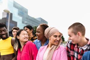 giovane multirazziale amici avendo divertimento insieme sospeso su nel il città - amicizia e diversità concetto foto