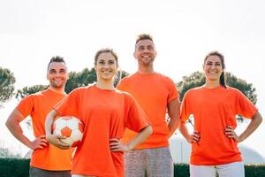 calcio squadra prima il incontro nel il stadio - giovane contento Giocatori pronto per calcio d'inizio - concetto di persone avendo divertimento fare sport attività foto