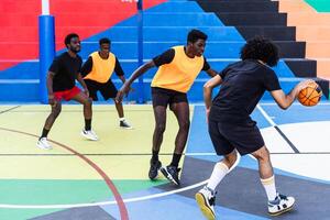 giovane africano amici giocando pallacanestro all'aperto - urbano sport stile di vita concetto foto