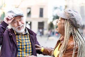 contento multirazziale anziano coppia avendo divertimento nel città - anziano persone e amore relazione concetto foto