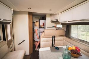 un' donna ha aperto un' frigorifero nel un' mobile casa foto