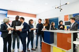 multirazziale attività commerciale squadra Lavorando insieme nel un' sala del consiglio di moderno ufficio - imprenditoria concetto foto