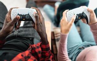 superiore Visualizza di giovane multirazziale adolescenti giocando in linea video gioco consolle a casa - gioventù persone dipendente per nuovo tecnologia gioco divertimento foto