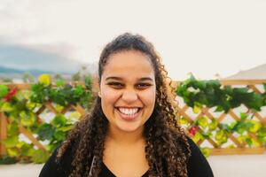 contento giovane africano ragazza avendo divertimento sorridente nel davanti di telecamera su Casa terrazza foto