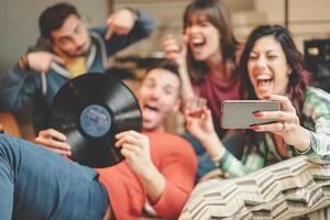 contento amici assunzione autoscatto con mobile smartphone telecamera a casa - gruppo giovane persone avendo divertimento fabbricazione ostello festa - gioventù del Millennio generazione cultura e tecnologia stile di vita concetto foto