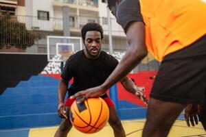 giovane amici giocando pallacanestro all'aperto - urbano sport stile di vita concetto foto