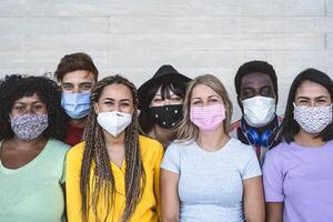 gruppo giovane persone indossare viso maschera per prevenire corona virus scoppio - del Millennio amici con diverso età e cultura ritratto - coronavirus malattia e gioventù Multi etnico concetto foto