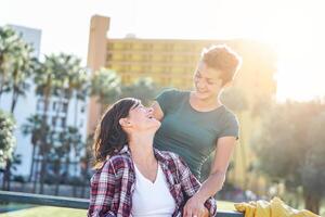 contento lesbica coppia guardare a ogni altro a il inizio di loro amore storia - Due gay giovane donne godendo tenero momenti insieme - lgbt, relazione, omosessualità concetto foto