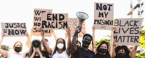 attivista movimento protestare contro razzismo e combattente per uguaglianza - manifestanti a partire dal diverso culture e gara protesta su strada per pari diritti - nero vite importa proteste città concetto foto