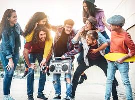 gruppo di giovane persone avendo divertimento nel il città centro - contento amici piggybacking mentre ridendo e a piedi insieme all'aperto - amicizia, del Millennio generazione, adolescente e gioventù stile di vita concetto foto