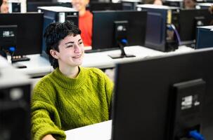 giovane femmina alunno ascoltando un' lezione nel alto scuola - formazione scolastica concetto foto