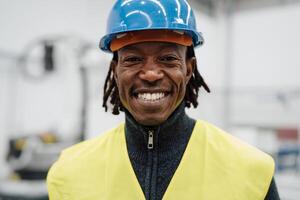 contento africano ingegnere uomo Lavorando dentro automazione fabbrica - industriale concetto foto