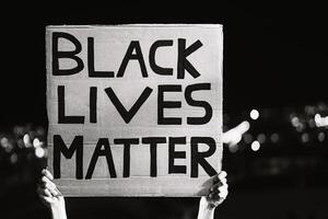 nero vite importa bandiera - attivista movimento protestare contro razzismo e combattente per uguaglianza - sociale proteste e umano diritti concetto - nero e bianca la modifica foto