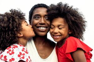 contento afro famiglia avendo divertimento durante estate vacanze foto