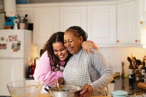 contento africano madre e figlia preparazione un' fatti in casa dolce foto