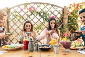 contento amici assunzione fotografie mentre pranzare con salutare cibo nel bar - giovane persone mangiare pasto e avendo divertimento condivisione su sociale media con mobile smartphone - Salute stile di vita e tecnologia concetto