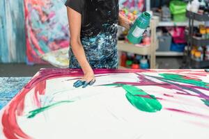 donna artista pittura con mani su tela nel laboratorio studio - pittore opera e creativo mestiere concetto foto