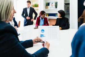 multirazziale attività commerciale squadra Lavorando insieme nel un' sala del consiglio di moderno ufficio - imprenditoria concetto foto