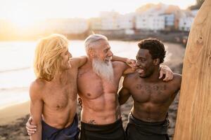 contento in forma surfers con diverso età e gara avendo divertimento fare surf insieme a tramonto tempo - estremo sport stile di vita e amicizia concetto foto