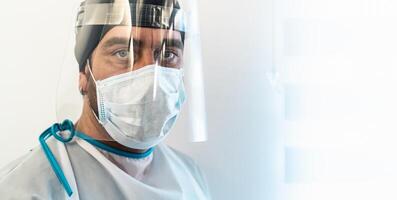 medico indossare ppe viso chirurgico maschera e visiera combattente contro corona virus scoppio - Salute cura e medico lavoratori concetto foto