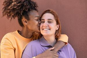 femmina gay coppia avendo tenero momenti all'aperto - lgbt e amore relazione concetto foto