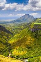 montagna paesaggio di il gola su il isola di maurizio, verde montagne di il giungla di mauritius foto