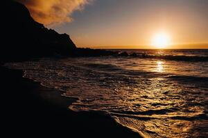 bellissimo tramonto nel il atlantico oceano su il isola di tenerife.spagna foto