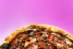 delizioso grande Pizza con Bacon e spinaci su un' rosa sfondo foto
