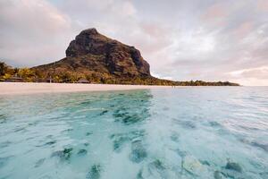 spiaggia su Le morne brabante, un' unesco mondo eredità sito.corallo scogliera di il isola di mauritius foto