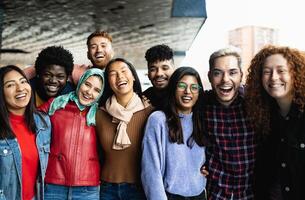 giovane Multi etnico amici avendo divertimento insieme sospeso su nel il città - amicizia e diversità concetto foto