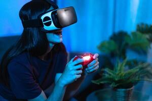 giovane donna giocando con virtuale la realtà bicchieri a casa - Tech e metaverso concetto foto
