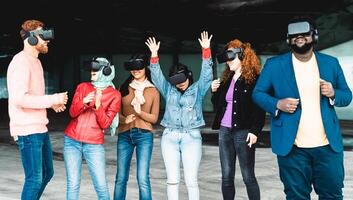 giovane multirazziale amici avendo simulazione Esperienza con futuristico virtuale la realtà bicchieri - tecnologia e metaverso concetto foto