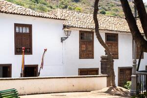 Casa con finestre su il strada di il vecchio cittadina di icod de los vinos su il isola di tenerife.spagna, canarino isole. foto