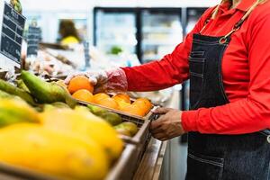 donna Lavorando dentro biologico fresco supermercato foto