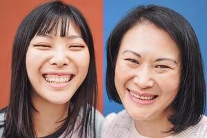 contento asiatico madre e figlia avendo divertimento all'aperto - ritratto Cinese famiglia persone la spesa tempo insieme al di fuori - amore, relazione e paternità stile di vita concetto foto