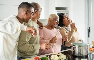 contento nero famiglia avendo divertimento cucinando insieme nel moderno cucina - cibo e genitori unità concetto foto