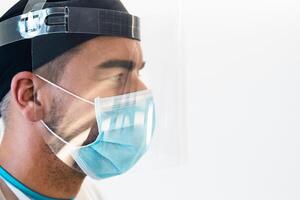 medico indossare ppe viso chirurgico maschera e visiera combattente contro corona virus scoppio - Salute cura e medico lavoratori concetto foto