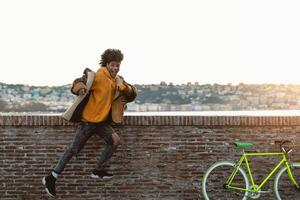 afro del Millennio uomo avendo divertimento danza nel il città foto