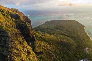 Visualizza a partire dal il altezza di il isola di mauritius nel il indiano oceano e il spiaggia di Le morne-brabante foto