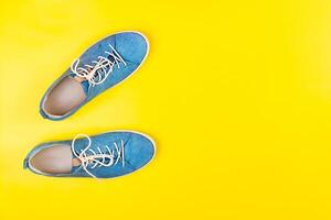 blu scarpe In piedi su un isolato giallo sfondo foto