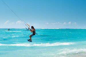 un' uomo parapendio su Le morne spiaggia, maurizio, indiano oceano su il isola di mauritius foto