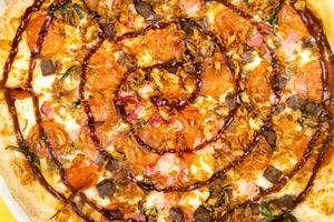 delizioso grande Pizza con Bacon e spinaci su un' giallo sfondo foto