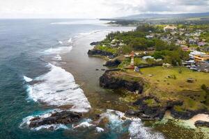 Visualizza di il famoso d'oro spiaggia fra nero vulcanico rocce su il banche di il grigio-grigio fiume, la roche qui pleura nel mauritius foto