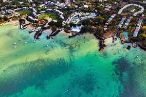 aereo fotografia di un' corallo scogliera e un' Hotel complesso con spiagge nel maurizio, il nord-est costa di il isola di maurizio. bellissimo laguna di il isola di maurizio, prese a partire dal sopra. foto