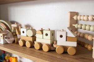 un' mensola con figli di di legno giocattoli nel il figli di camera. figli di concetto foto