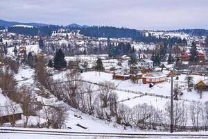 montagna villaggio su un' inverno nuvoloso giorno foto